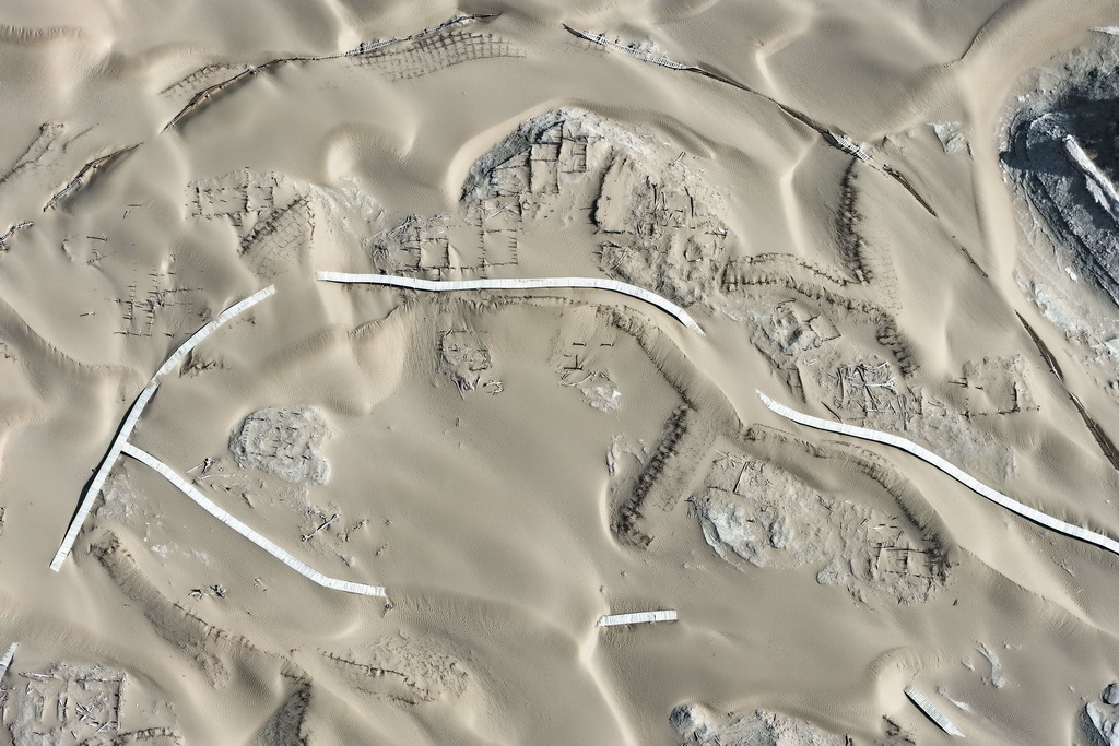 這是尼雅遺址內建筑遺跡等（無人機照片，10月17日攝）。