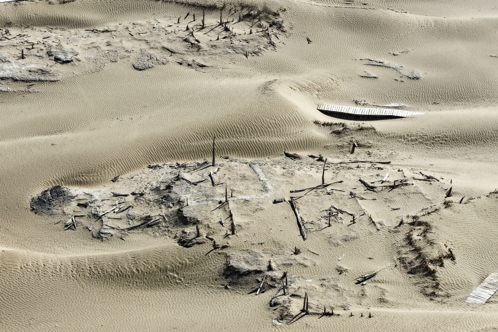 這是尼雅遺址內建筑遺跡等（無人機照片，10月17日攝）。