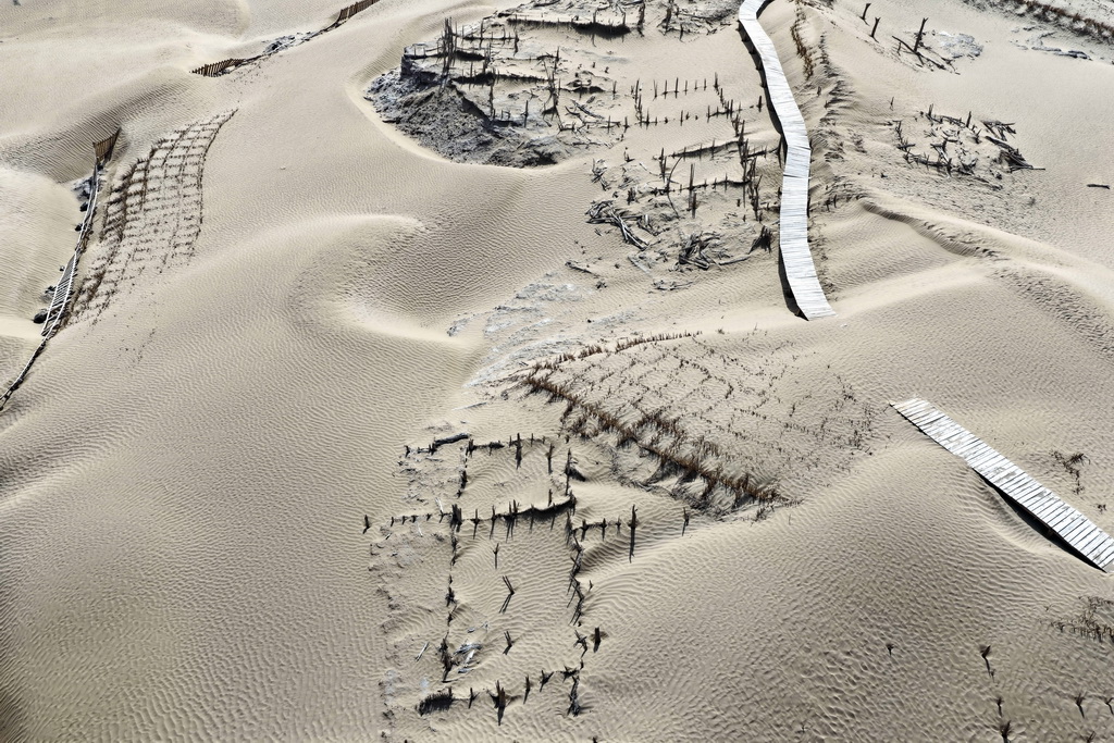 這是尼雅遺址內建筑遺跡等（無人機照片，10月17日攝）。