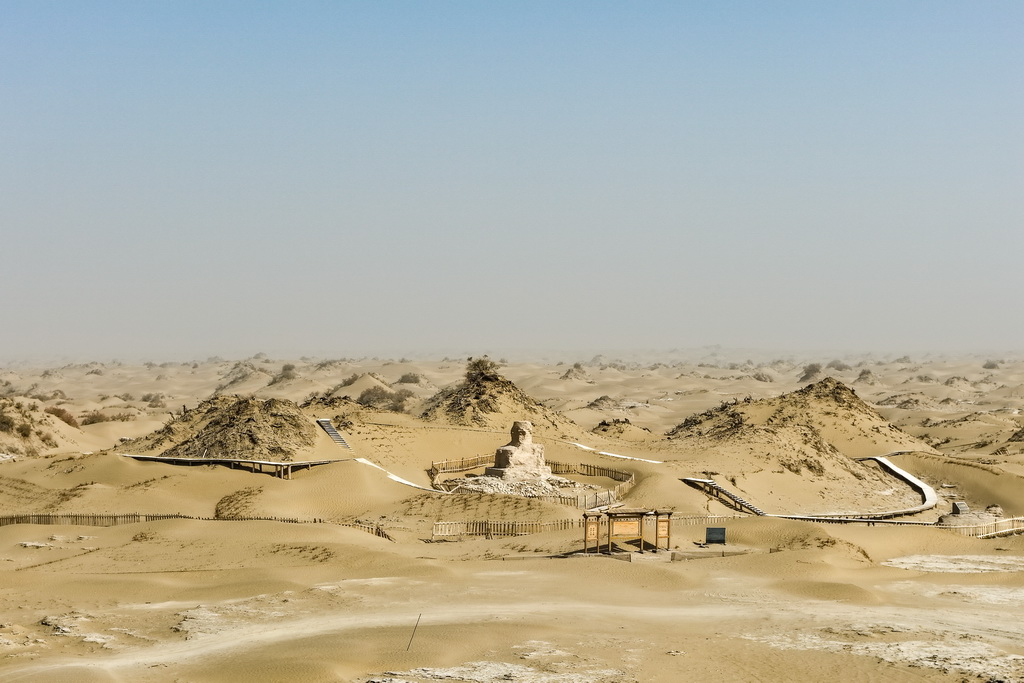 這是尼雅遺址內的佛塔（無人機照片，10月17日攝）。