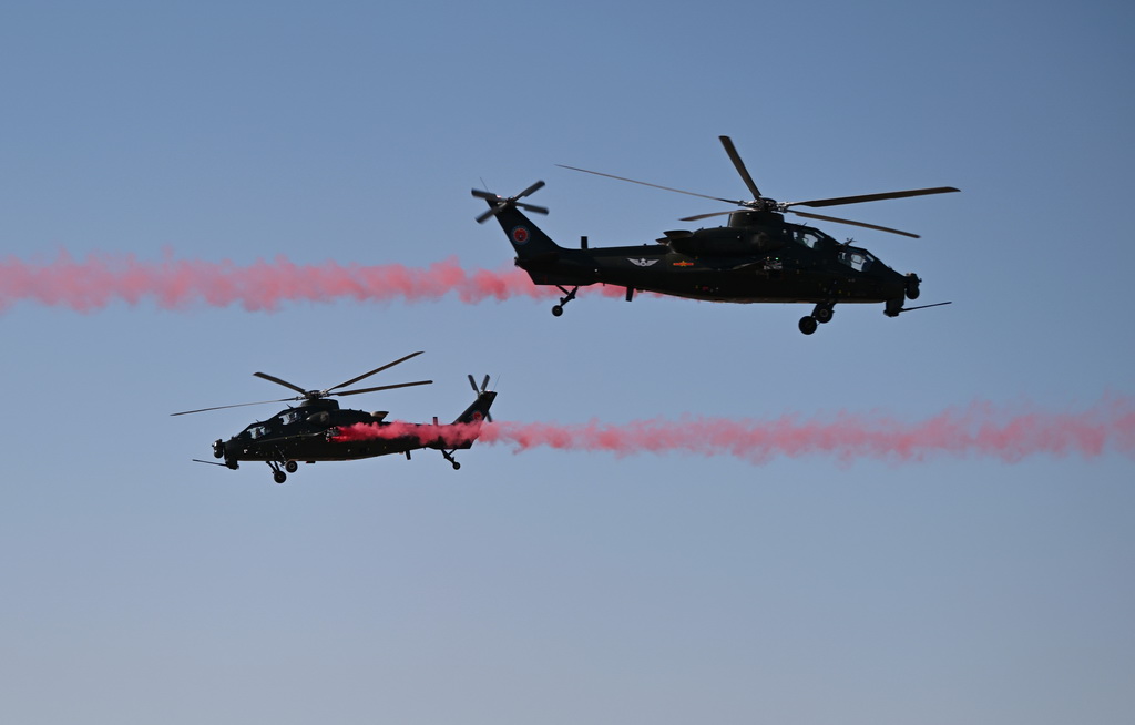 10月18日，直-10直升機進行飛行表演。新華社記者 李然 攝