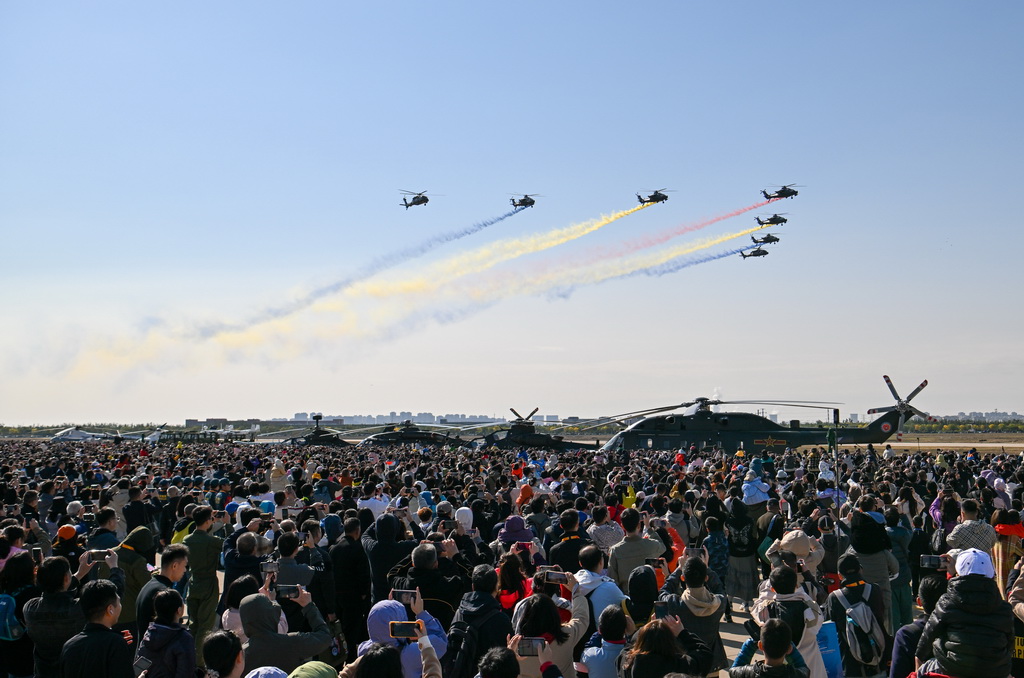 10月18日，陸軍“風雷”飛行表演隊進行飛行表演。新華社記者 孫凡越 攝