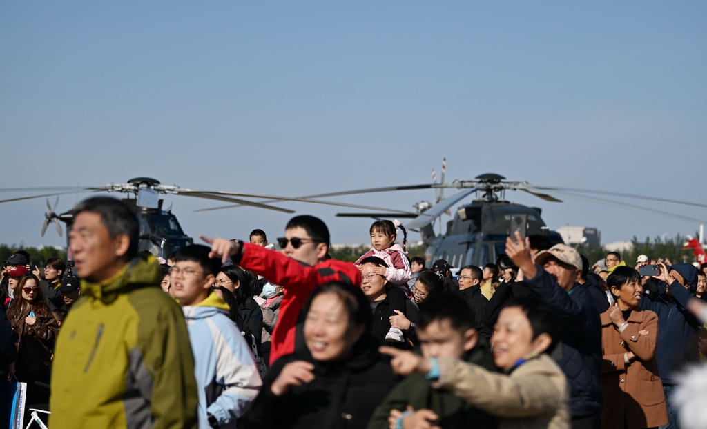 10月18日，觀眾在天津直博會上觀看飛行表演。新華社記者 李然 攝