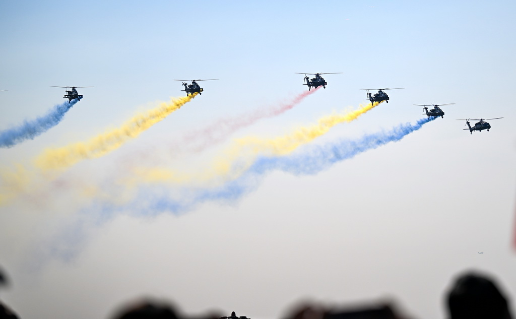 10月18日，陸軍“風雷”飛行表演隊進行飛行表演。新華社記者 趙子碩 攝