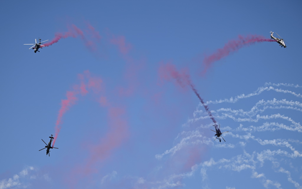 10月18日，陸軍“風雷”飛行表演隊進行飛行表演。新華社記者 李然 攝