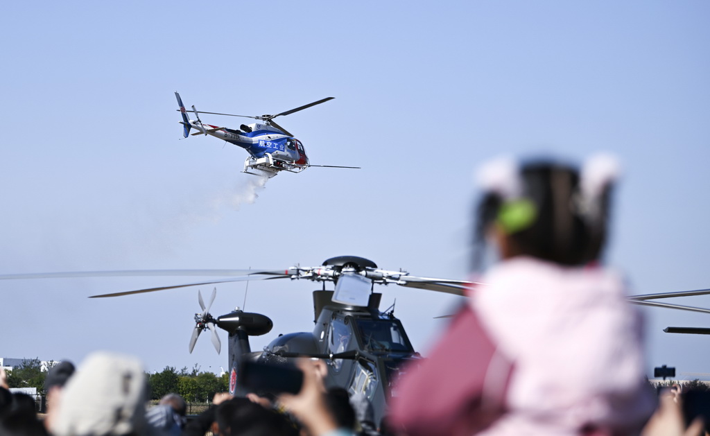 10月18日，觀眾欣賞直升機飛行表演。新華社記者 李然 攝