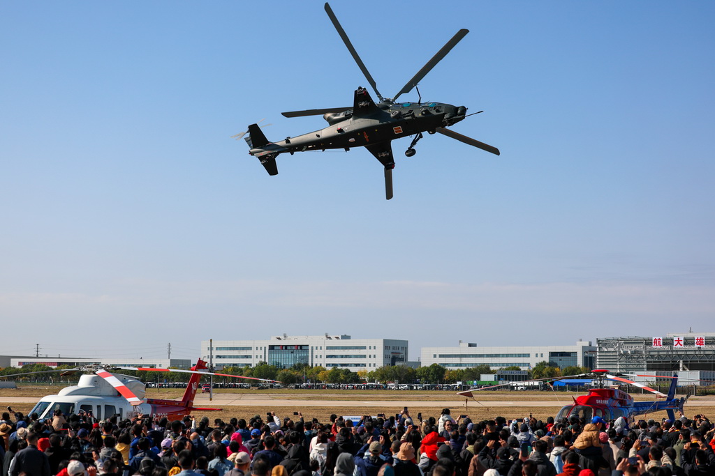 10月18日，直-10直升機進行飛行表演。新華社記者 孫凡越 攝