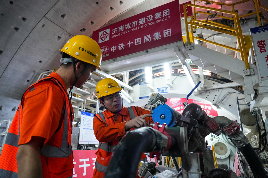 10月19日，中鐵十四局工程人員在濟南航天大道黃河隧道南線盾構段作業。
