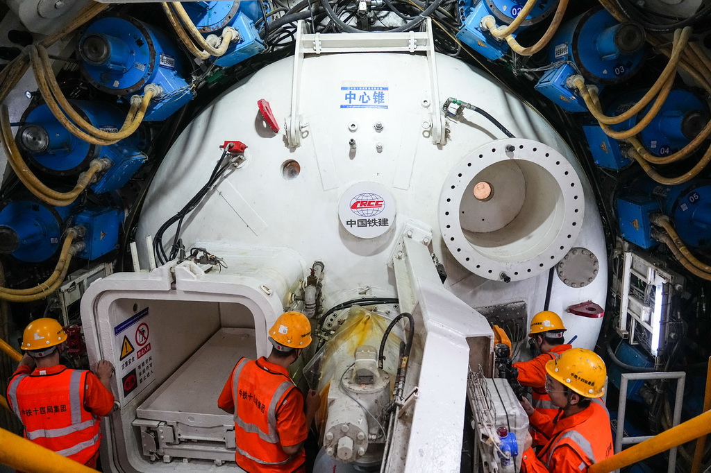 10月19日，中鐵十四局工程人員在濟南航天大道黃河隧道南線盾構段作業。