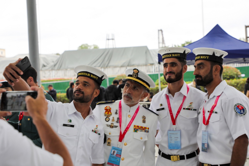 10月19日，外國代表團成員在開幕式前合影。新華社記者 李萌萌 攝