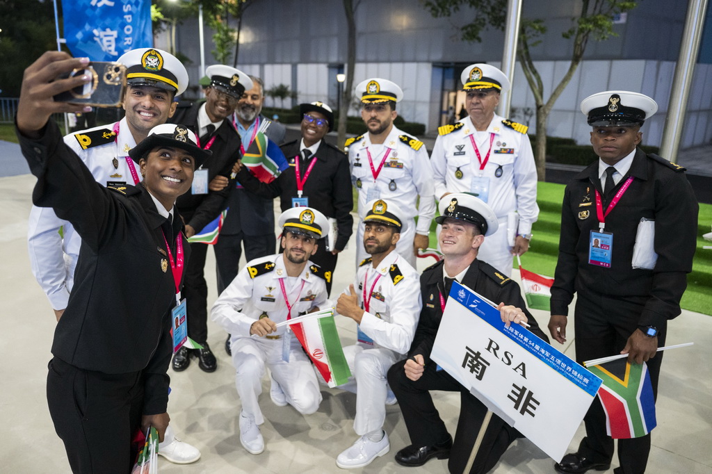 10月19日，外國代表團成員在開幕式結束后拍照留念。新華社記者 伍志尊 攝