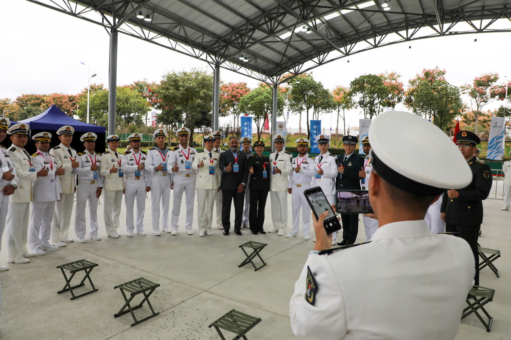 10月19日，中國代表團成員與外國代表團成員在開幕式前合影。新華社記者 黎云 攝