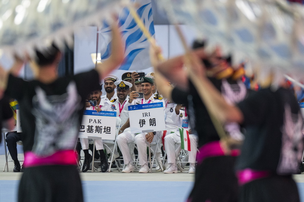 10月19日，外國代表團成員觀看開幕式節目表演。新華社記者 伍志尊 攝