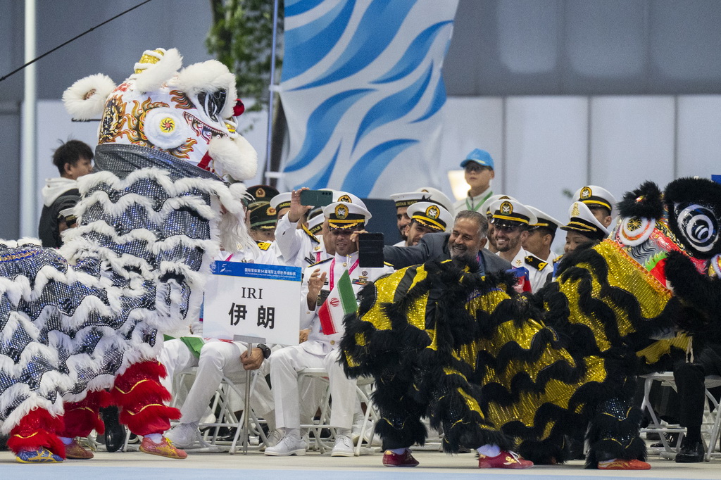 10月19日，外國代表團成員在開幕式上與演出人員互動。新華社記者 伍志尊 攝