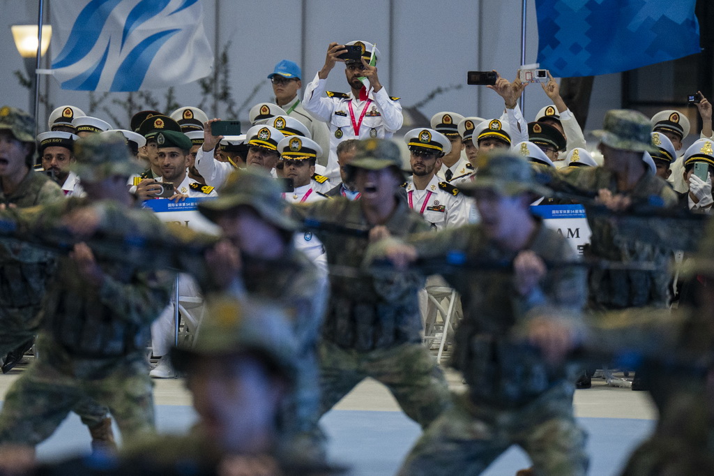 10月19日，外國代表團成員觀看開幕式表演。新華社記者 伍志尊 攝