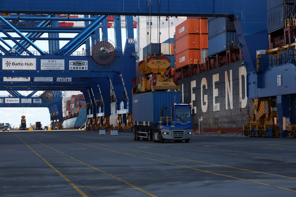 10月19日，在波蘭北部格但斯克港，從中國寧波舟山港出發的中歐北極快航航線首艘貨船進行裝卸工作。