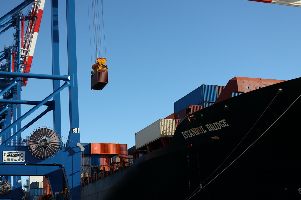 10月19日，在波蘭北部格但斯克港，從中國寧波舟山港出發的中歐北極快航航線首艘貨船進行裝卸工作。