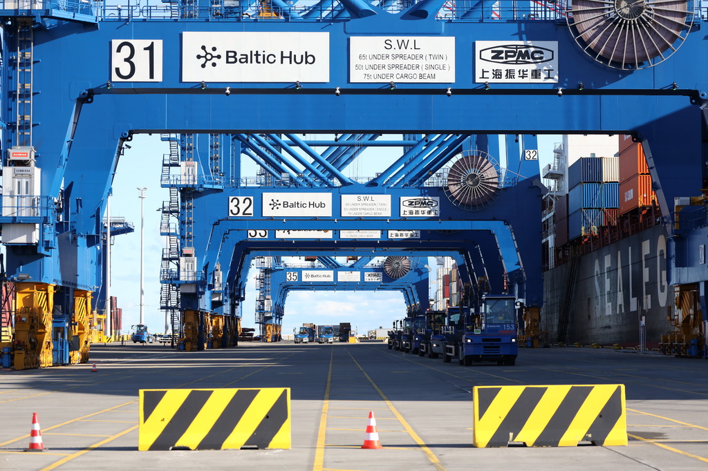 10月19日，在波蘭北部格但斯克港，從中國寧波舟山港出發的中歐北極快航航線首艘貨船進行裝卸工作。