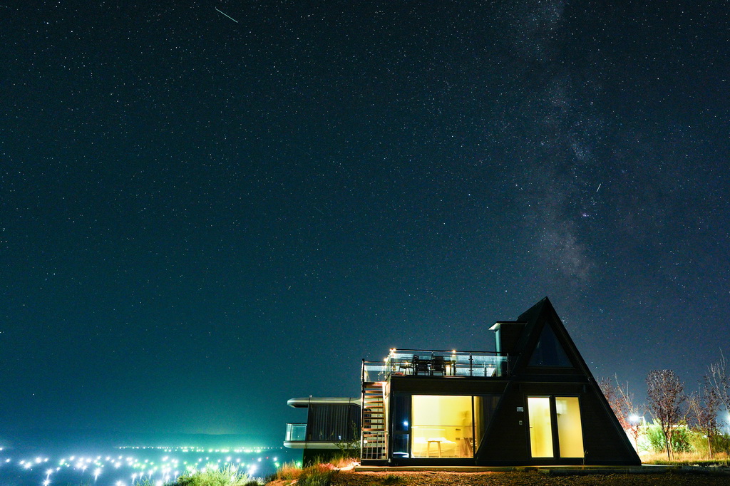 10月17日拍攝于青海省海南藏族自治州共和縣恰恰灣沙灘旅游度假村的一間民宿。