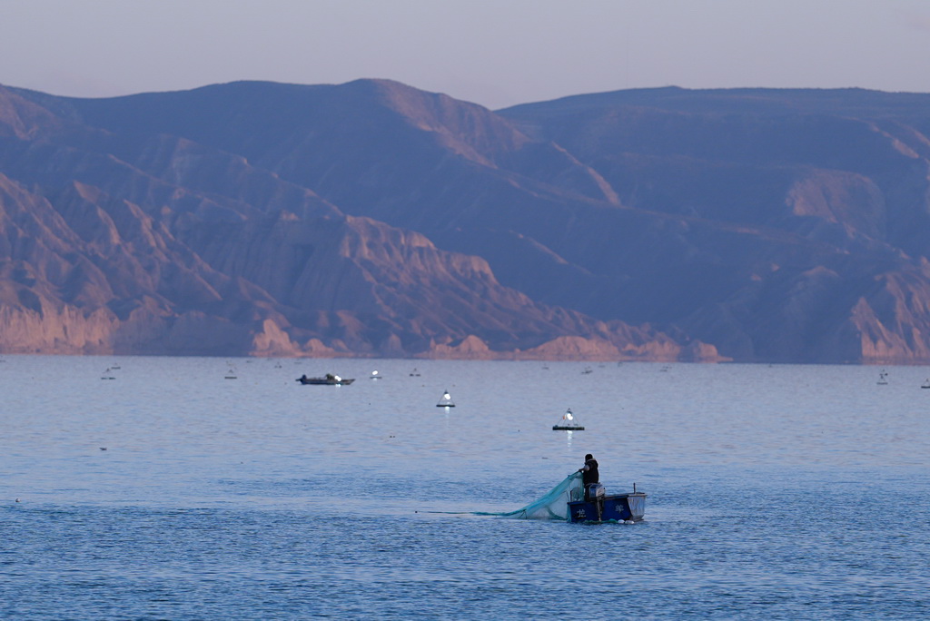 10月17日，一名庫區漁民在下網。