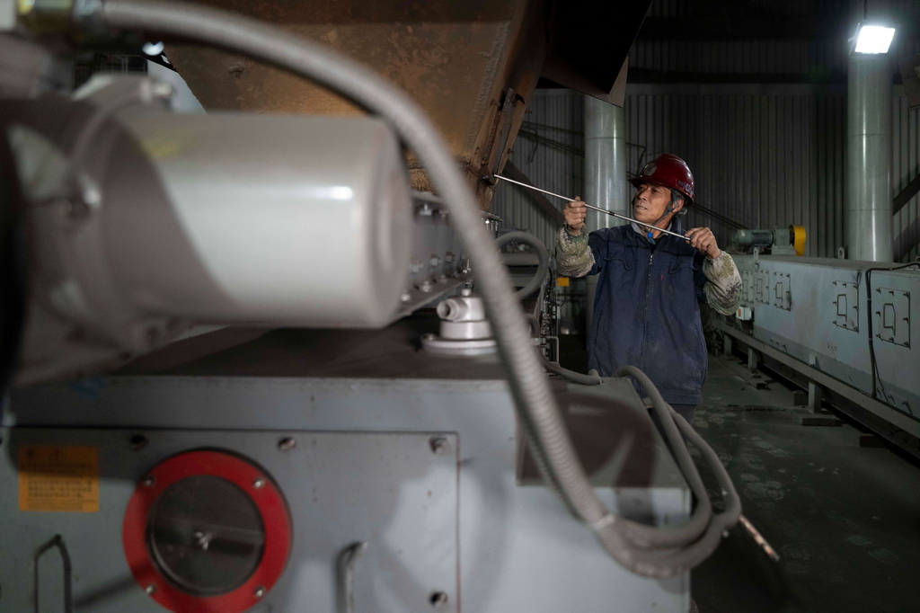 10月20日，在哈爾濱市華能集中供熱有限公司，工作人員在檢測給煤機運行情況。