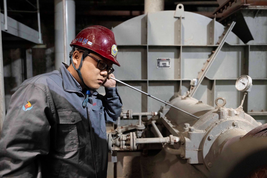 10月20日，在哈爾濱市華能集中供熱有限公司，工作人員在檢測設備運行情況。