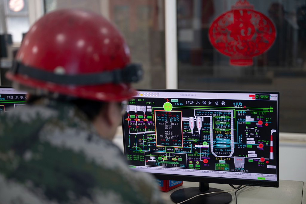 10月20日，在哈爾濱市華能集中供熱有限公司鍋爐控制室，工作人員在監測設備鍋爐運行情況。