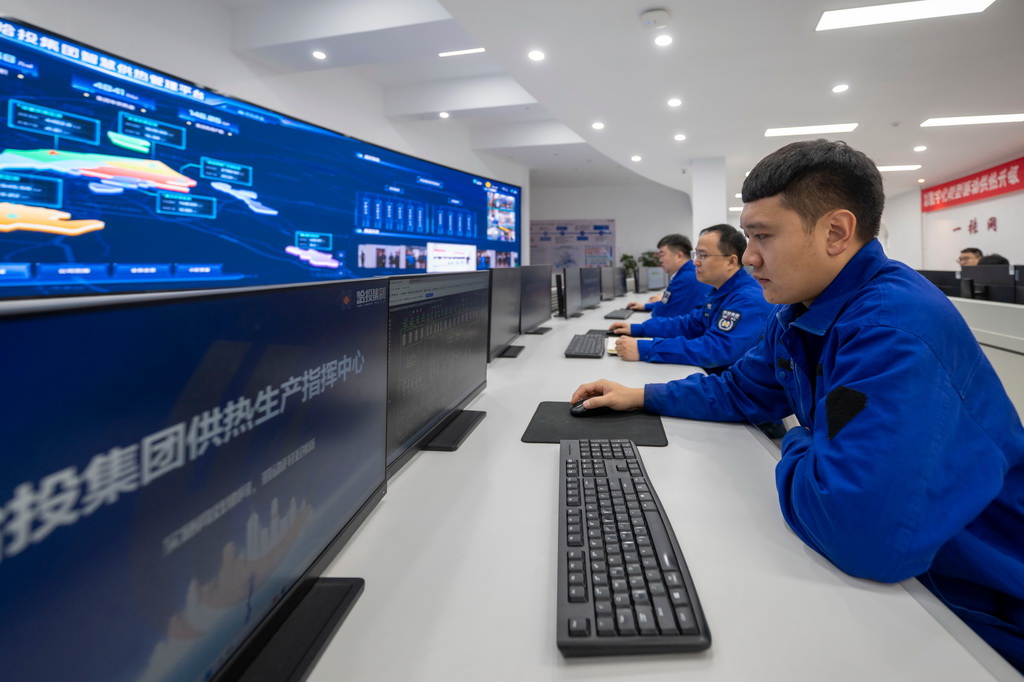 10月20日，在哈爾濱投資集團有限責任公司供熱生產指揮中心，工作人員在監測供熱情況。