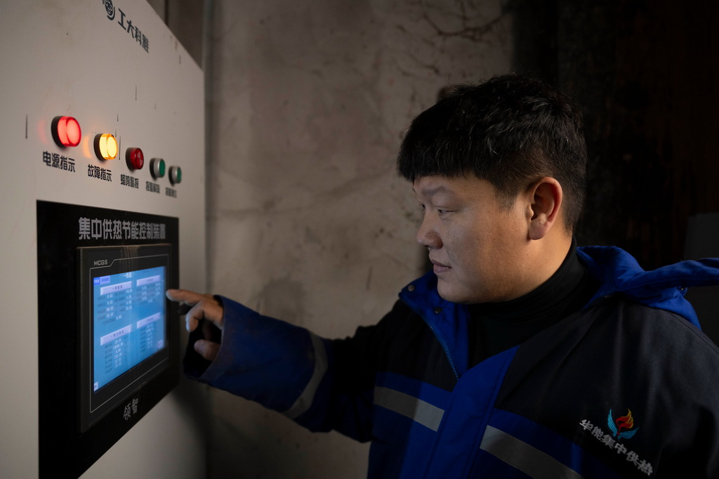 10月20日，在哈爾濱市北五道街85號提標增效換熱站，工作人員在檢測集中供熱節能控制裝置。