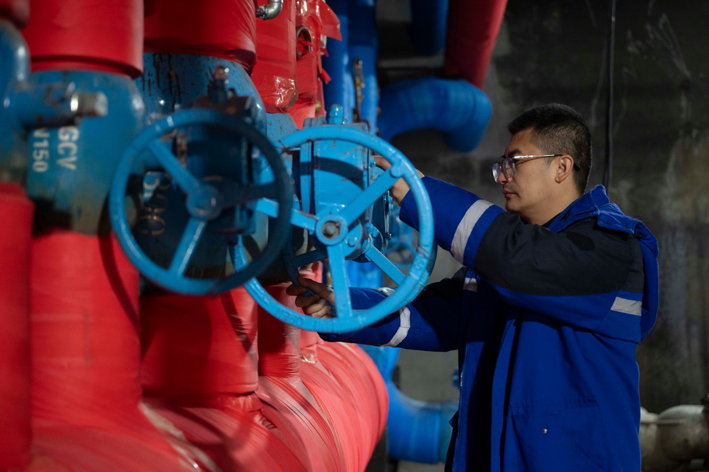 10月20日，在哈爾濱市北五道街85號提標增效換熱站，工作人員在調整閥門。