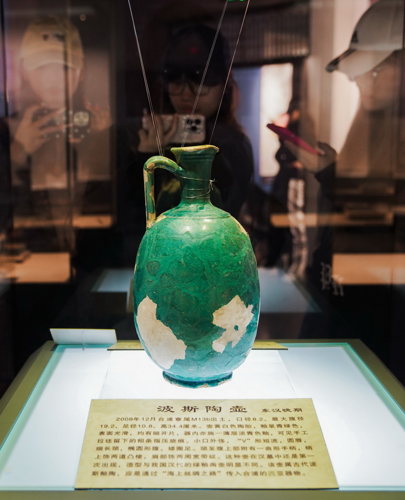10月21日，游客在廣西合浦漢代文化博物館拍攝波斯陶壺。