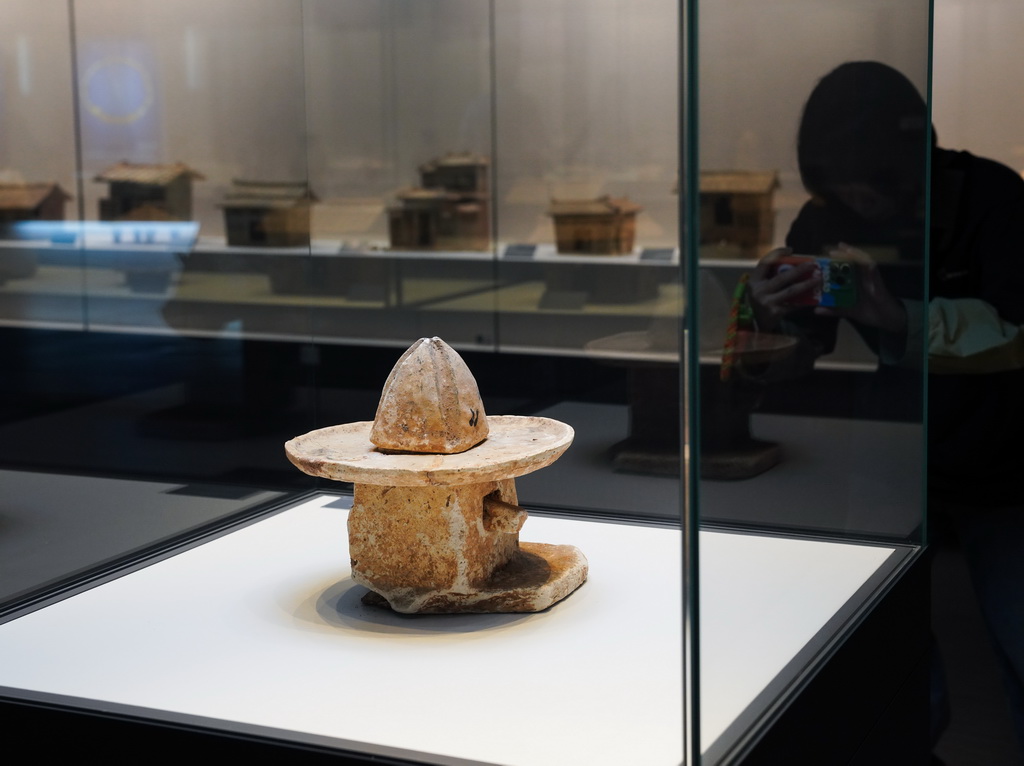 10月21日，游客在廣西合浦漢代文化博物館拍攝蓮花頂。