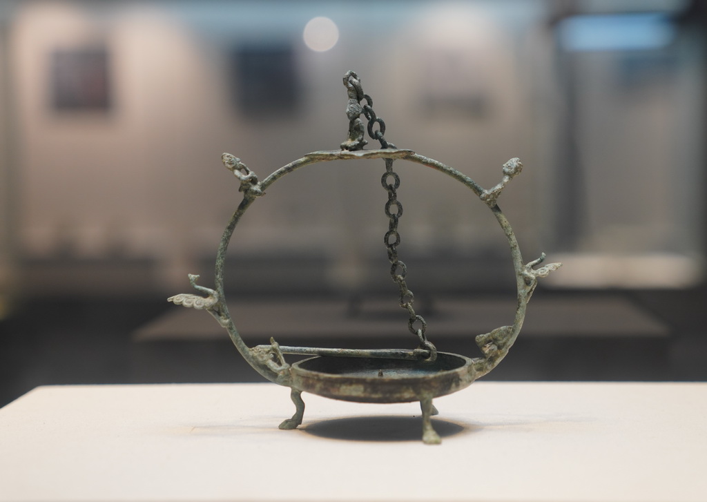 這是10月21日在廣西合浦漢代文化博物館拍攝的活鏈提梁銅燈。