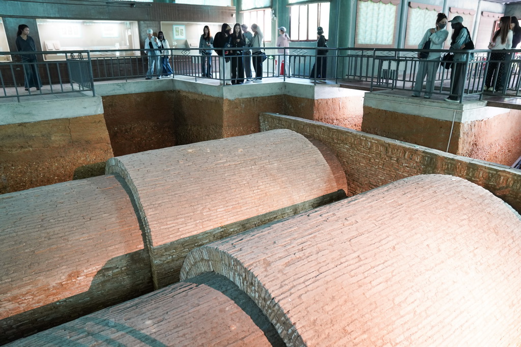 10月21日，游客在廣西合浦漢代文化博物館的漢墓保護展示廳參觀。