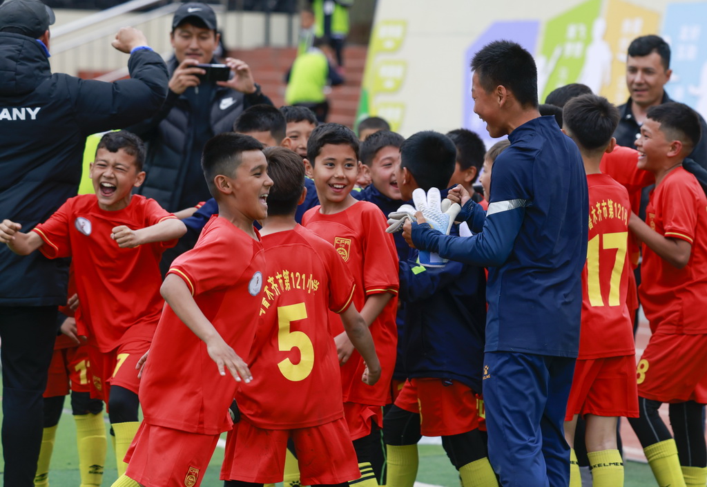 4月16日，在烏魯木齊市水磨溝區第五屆中小學足球聯賽中，烏魯木齊市第121小學足球隊贏得比賽后慶祝。新華社記者 王菲 攝