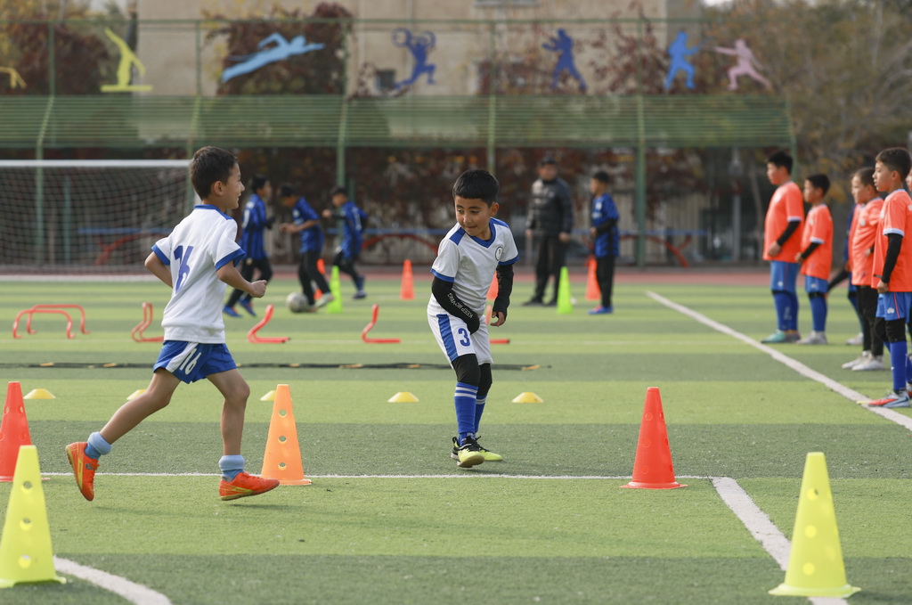 10月17日，在烏魯木齊市第121小學，足球隊學生在進行日常訓練。新華社記者 王菲 攝