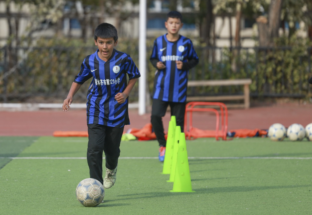 10月17日，在烏魯木齊市第121小學，足球隊學生在進行日常訓練。新華社記者 王菲 攝