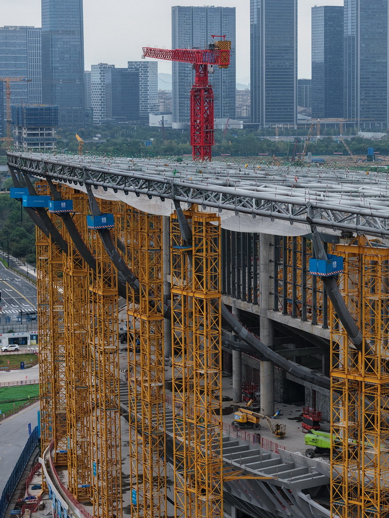 10月21日拍攝的余杭國際體育中心工程足球場項目（無人機照片）。據了解，足球場鋼結構設計總重量達42000噸，其中屋蓋鋼結構占18000噸。