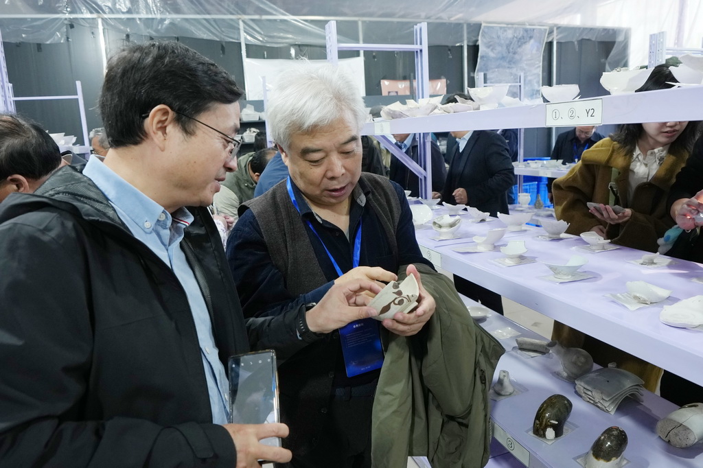 考古學家們在蘇峪口瓷窯址考古隊文物庫房內對出土瓷器進行考察（10月13日攝）。新華社記者 王鵬 攝