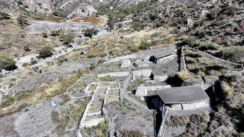 這是從空中俯瞰蘇峪口瓷窯址中經過半展示性回填保護的2021-2023年度發掘區（無人機照片，10月13日攝）。新華社記者 王鵬 攝