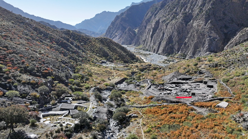 這是位于寧夏回族自治區賀蘭山蘇峪口內的西夏瓷窯址全景（無人機照片，10月13日攝）。新華社記者 王鵬 攝