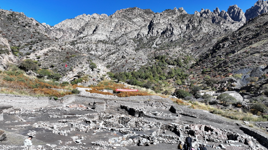 這是位于寧夏回族自治區賀蘭山蘇峪口內的西夏瓷窯址2024-2025年度發掘區（無人機照片，10月13日攝）。新華社記者 王鵬 攝