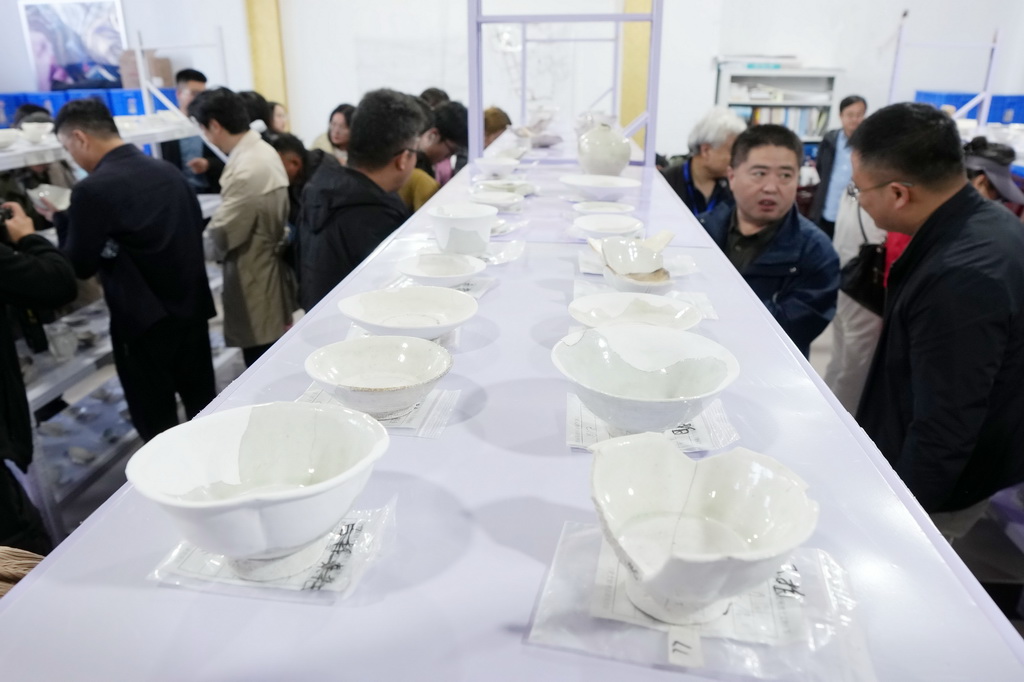 考古學家們在蘇峪口瓷窯址考古隊文物庫房內對出土瓷器進行考察（10月13日攝）。新華社記者 王鵬 攝