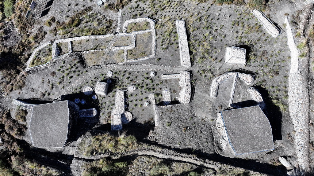 這是從空中俯瞰蘇峪口瓷窯址中經過半展示性回填保護的2021-2023年度發掘區（無人機照片，10月13日攝）。新華社記者 王鵬 攝