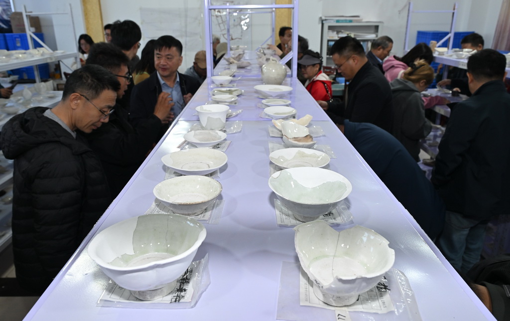 考古學家們在蘇峪口瓷窯址考古隊文物庫房內對出土瓷器進行考察（10月13日攝）。新華社記者 李賀 攝