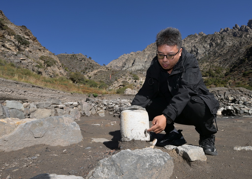 蘇峪口瓷窯址考古隊執行領隊柴平平在2025年度發掘區一處作坊遺跡前介紹瓷器燒制工藝（10月13日攝）。新華社記者 李賀 攝