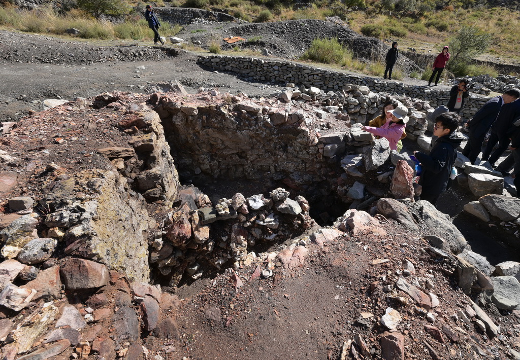 考古學家們在蘇峪口瓷窯址2024年度發掘區考察一處發掘出土的窯爐遺跡（10月13日攝）。新華社記者 李賀 攝