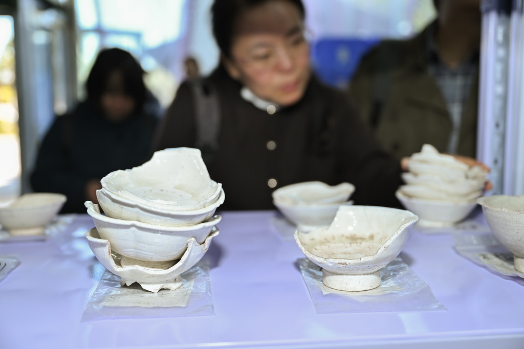 在蘇峪口瓷窯址考古隊文物庫房內擺放著大量出土的白瓷器物標本（10月13日攝）。新華社記者 李賀 攝