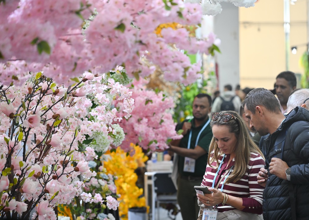 10月23日，境外采購商觀看仿真花展臺。新華社記者 鄧華 攝