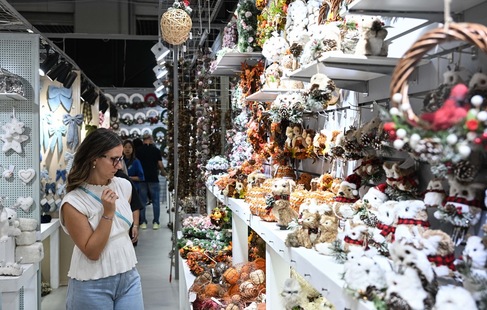 10月23日，境外采購商觀看裝飾品展臺。新華社記者 鄧華 攝